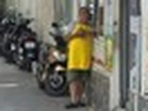 Nam nghệ sĩ đình đám U50 đi bán bánh mì ở đường Đặng Văn Ngữ, TP.HCM
