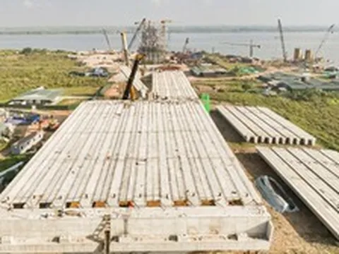 Những phiến dầm đầu tiên lắp đặt tại siêu cầu gần 10.000 tỷ đồng qua sông Hồng
