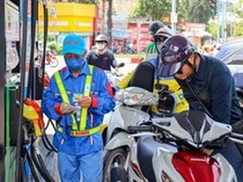 Giá xăng tiếp tục giảm mạnh, giá dầu tăng