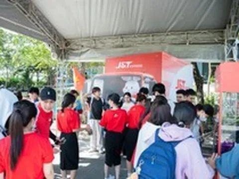 "Trạm giao nhận J&T Express" gây sốt tại ký túc xá