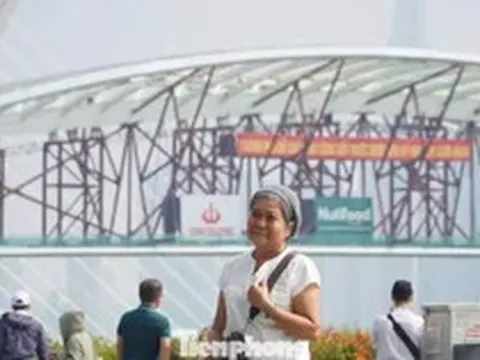 Người dân háo hức ngắm cầu đi bộ qua sông Sài Gòn sau hợp long
