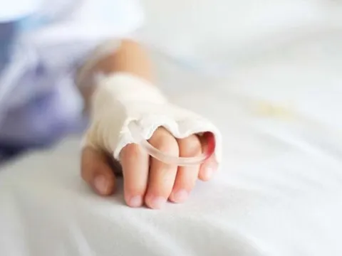 Bé trai 16 tháng tuổi uống nhầm dầu thắp đèn thờ