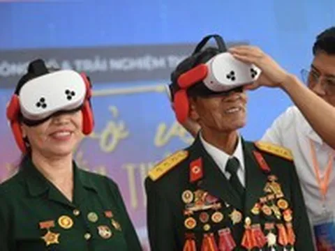 Người dân Nha Trang trải nghiệm công nghệ VR, sống lại Mùa thu Độc lập năm 1945