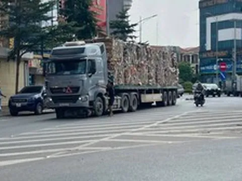 Mẹ tử vong, con nhỏ bị thương sau va chạm xe đầu kéo ở Hưng Yên