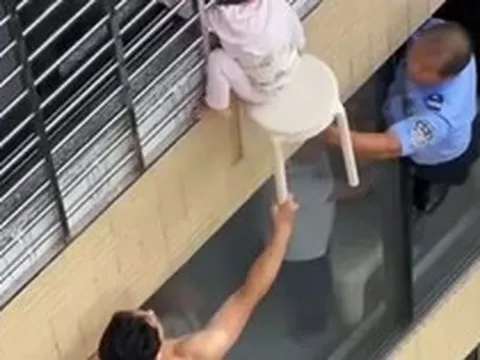 6 cư dân giải cứu bé gái ba tuổi bị treo lơ lửng bên ngoài căn hộ tầng 12