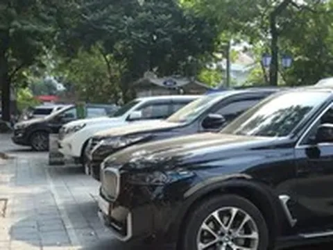 Giá gửi ô tô tăng, người dân nội đô Hà Nội xoay sở tìm chỗ đỗ xe