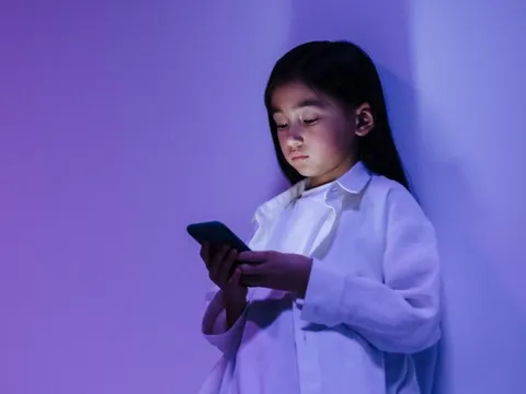 Dấu hiệu con bạn mắc chứng FOMO