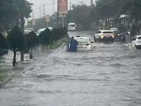 'Giải cứu' đoạn đường ven biển Đà Nẵng đi Hội An hễ mưa to là ngập