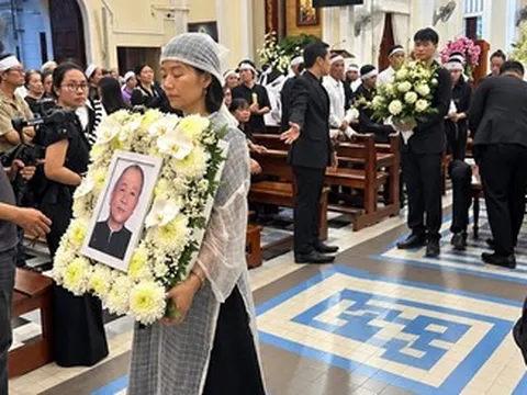 Con gái đau buồn ôm di ảnh, Hồng Ánh tiễn đạo diễn 'Đất phương Nam'