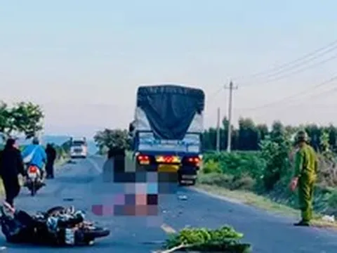 Va chạm với xe tải, hai người đi xe máy tử vong