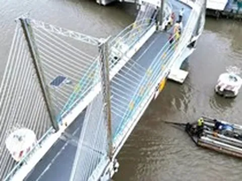 Cận cảnh cầu dây văng bị sà lan đâm lệch nhịp ở Cà Mau