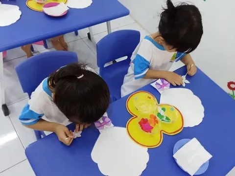 Bà nội lao vào lớp đánh, xé áo cô giáo mầm non