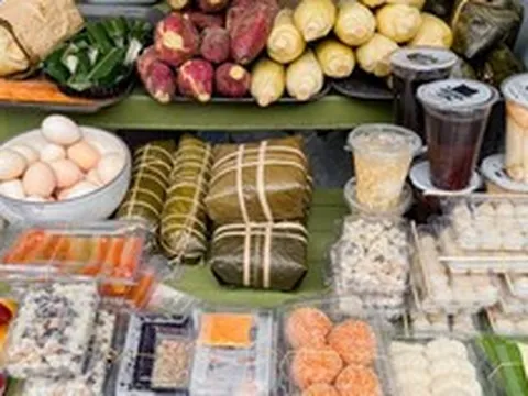 Từ 5 giờ đến 9 giờ sáng, hàng trăm suất 10.000 đồng: Cách những sạp ăn sáng bình dân “lấy công làm lãi” để trụ vững giữa đô thị