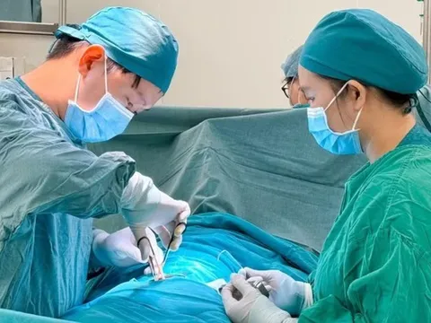 Bé trai 3 tuổi bị lồng ruột hiếm gặp, phải cắt bỏ 10cm ruột