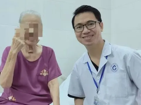 Dằm tre đâm vào tay, cụ bà 77 tuổi nguy kịch