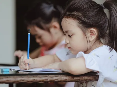 'Món nợ' thành tích của những đứa trẻ mới học hết tiểu học