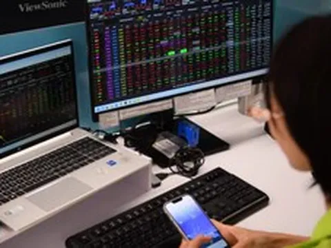 Đọc nhanh 28-10: Cổ phiếu chip kéo Nasdaq tăng 1,18%, lợi nhuận Sacombank giảm hơn 50%