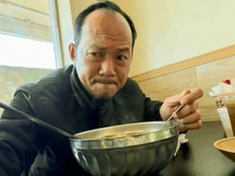 Nam nghệ sĩ SN 1976 sang Mỹ chỉ tìm quán chè, bánh mì, bún, nhắn nhủ 1 người: "Em về Việt Nam đây"