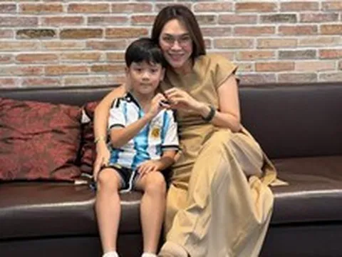 Đàm Vĩnh Hưng đưa con trai đi xem show của nữ ca sĩ đình đám được anh gọi là "người yêu cũ"