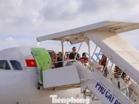 Chuyến bay đầu tiên hạ cánh xuống đường băng mới hơn 3.200 tỷ tại Phù Cát