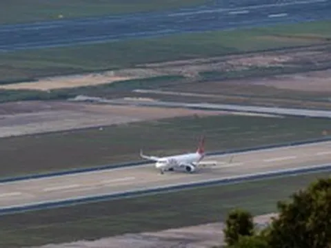 Phú Quốc đón chuyến bay đầu tiên đặc biệt trên đường băng 3.300m: Điều bất ngờ lúc 7h05 sáng làm du khách ngỡ ngàng