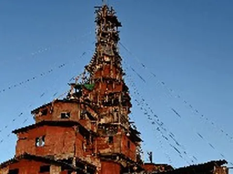 Chỉ trong vài giờ, toà nhà 10 tầng bị phá bỏ chỉ còn 1 tầng