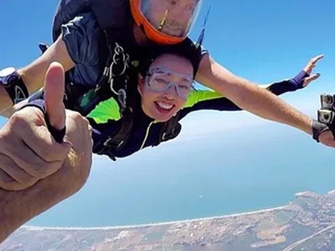 'Võ Tắc Thiên' Lưu Hiểu Khánh gây sốc với màn nhảy dù ở độ cao 4.572m