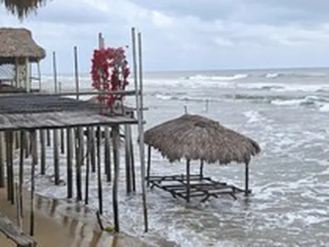 'Trận địa' nhà chồ, hàng quán sai phép lấn chiếm cảnh quan vịnh đẹp thế giới