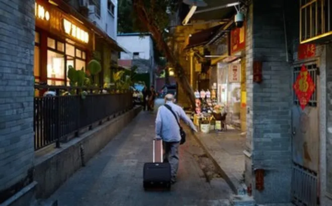 Chuyện xúc động về cụ ông 92 tuổi miệt mài bán sách giữa phố