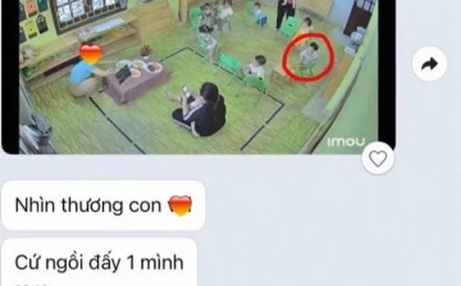 Camera giám sát ghi cảnh con đi mẫu giáo ngồi 1 mình, bố nhắn cho mẹ nói xót con thì bị chỉ ra "sự thật phũ phàng"