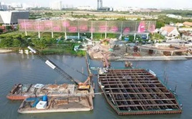 100 người đưa khối thép 3.400 tấn, dài gần 200 m lên sà lan khổng lồ, vượt 124 km đường thủy để thực hiện công việc đặc biệt giữa TP.HCM